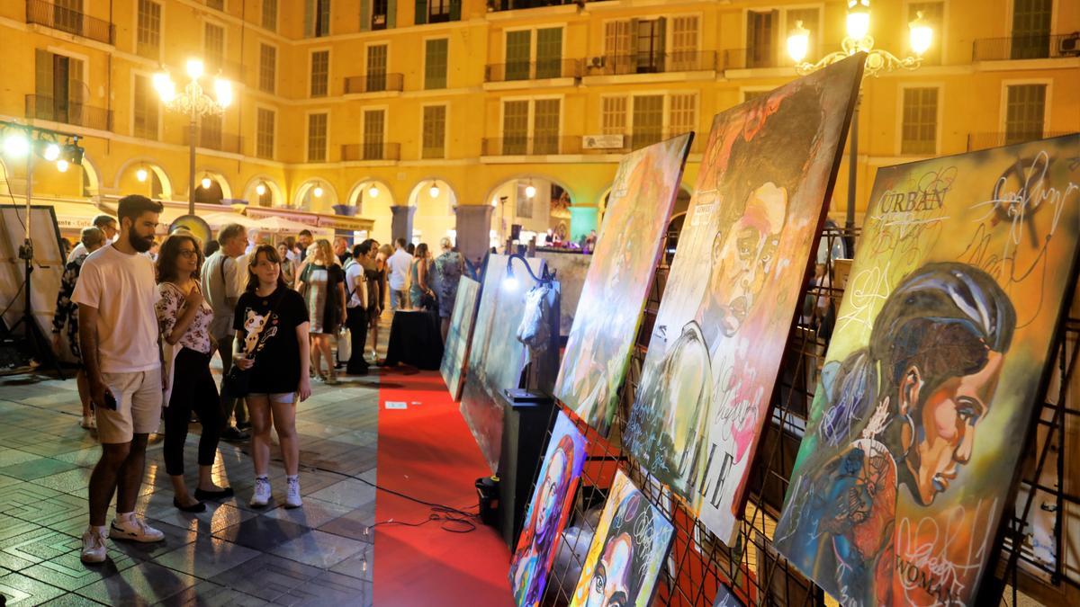 Exposiciones en la plaza Major de Palma durante la Nit de l&#039;Art