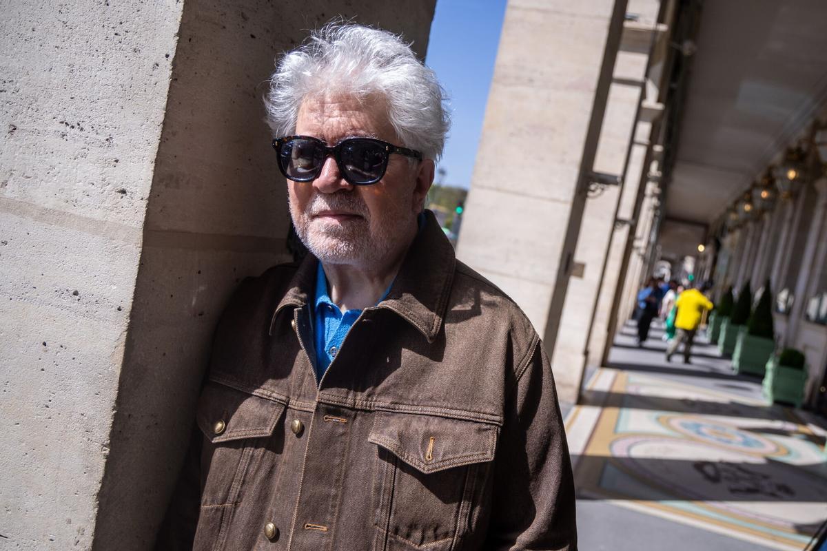 El director español Pedro Almodóvar posa después de conocer que 'Amarga Navidad' competirá en Cannes por la Palma de Oro.