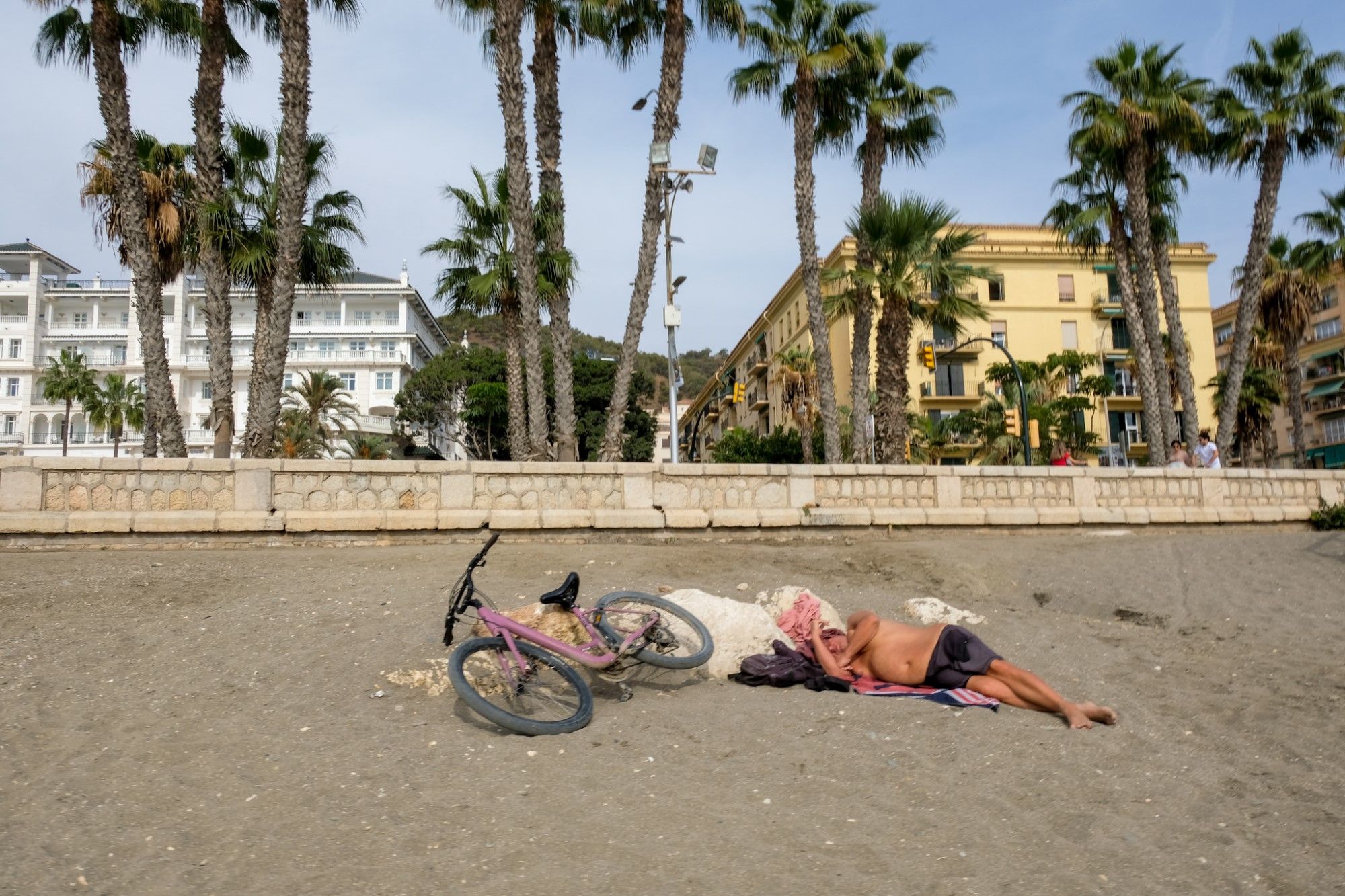 Inusual inicio del puente de Todos los Santos en la playa en Málaga