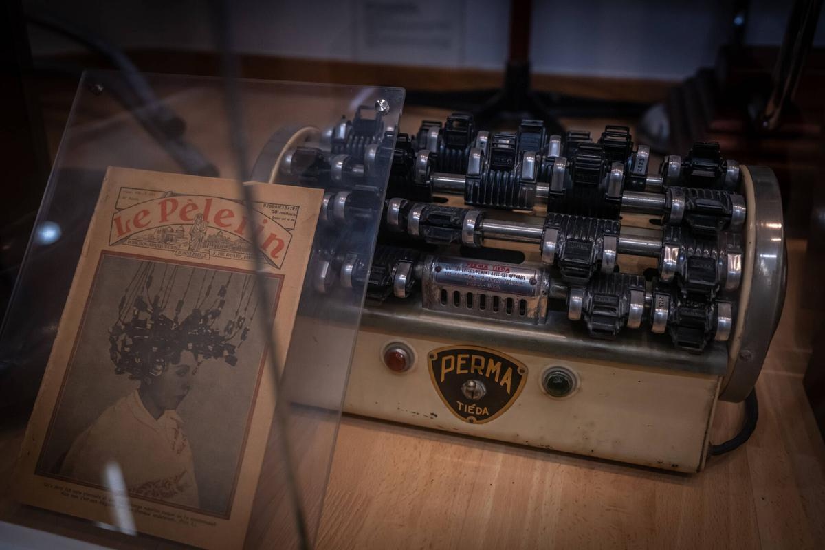 barcelona 24/04/2025 Gente. Entrevista Carol Pagès en el Museu de la peluquería Raffel Pagès, con motivo del próximo centenario del gran peluquero catalán. Entrevista y recorrido por las piezas más icónicas de su museo. AUTOR: JORDI OTIX