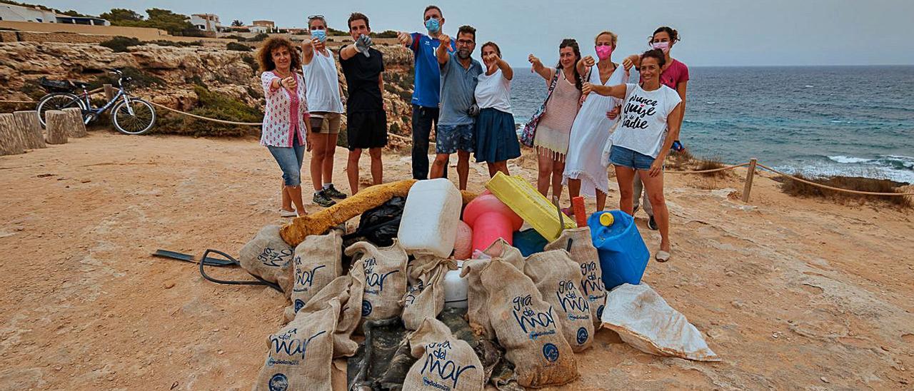 Material que han recogido los voluntarios en Cala en Baster.