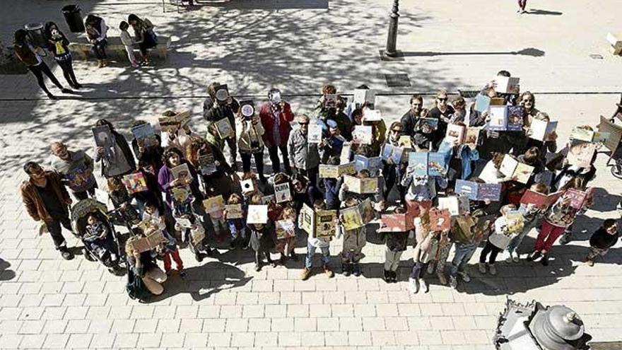 Participantes en el acto, en plena plaza Espanya.