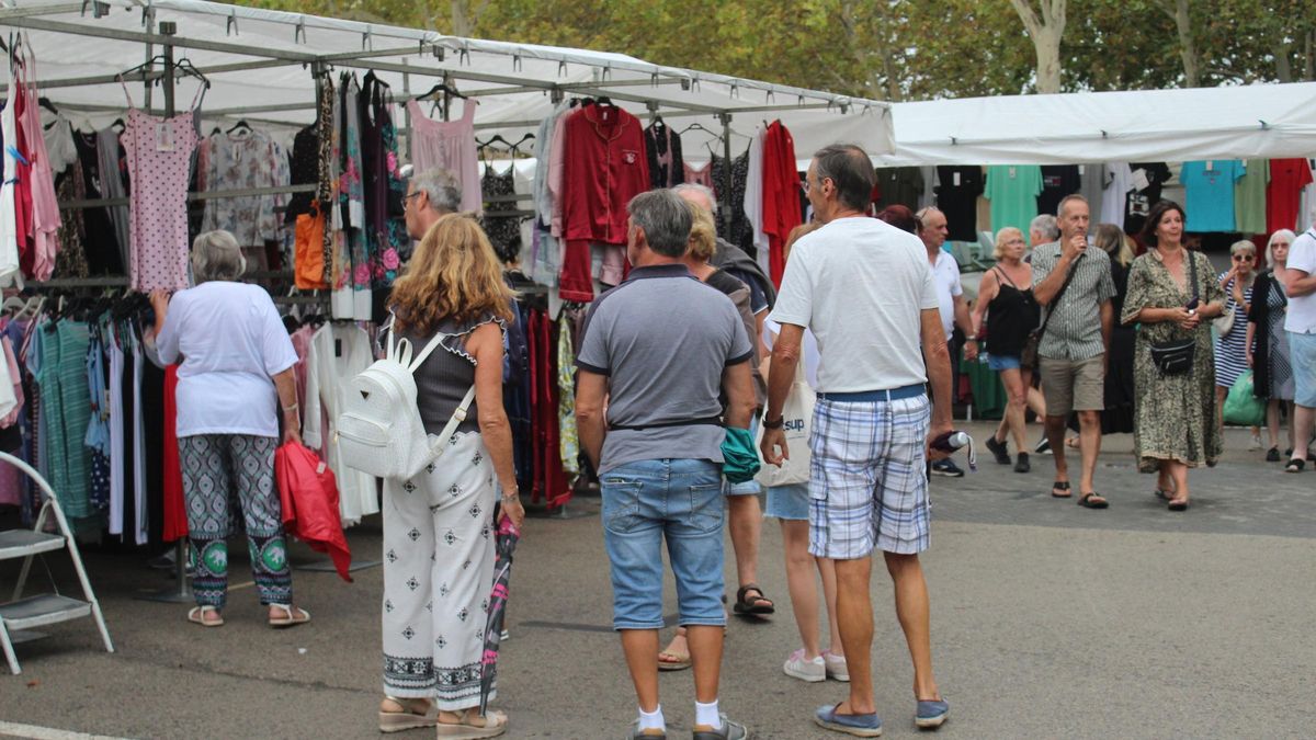 El mercat de la roba dels diumenges a l'aparcamemnt de la Ciutadella.