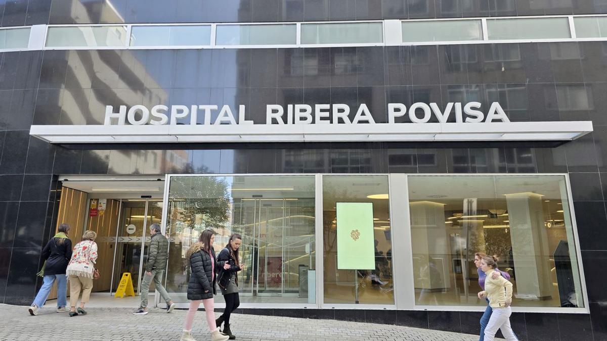 Entrada principal del hospital Ribera Povisa. | Marta G. Brea