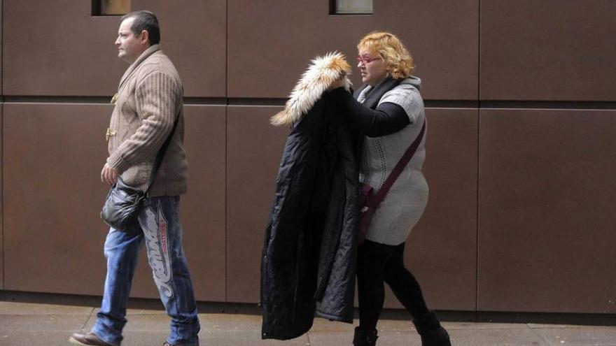 La pareja procesada, ayer, ante la sede de la Audiencia Provincial.