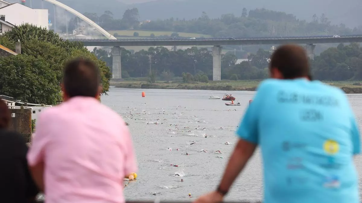 Damien Joly y Clemence Richard reinan en la fiesta del Descenso a Nado de la Ría de Navia