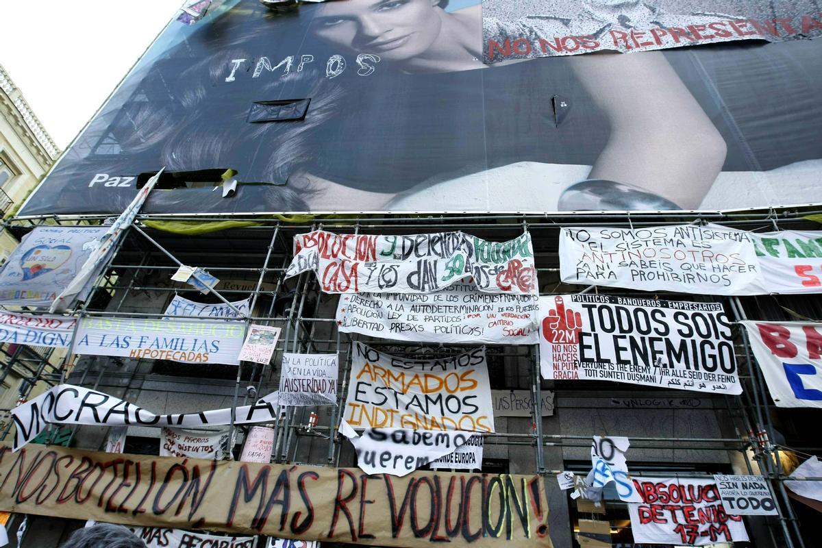 Imagen de algunas de las pancartas reivindicativas del 15-M en la Puerta del Sol.