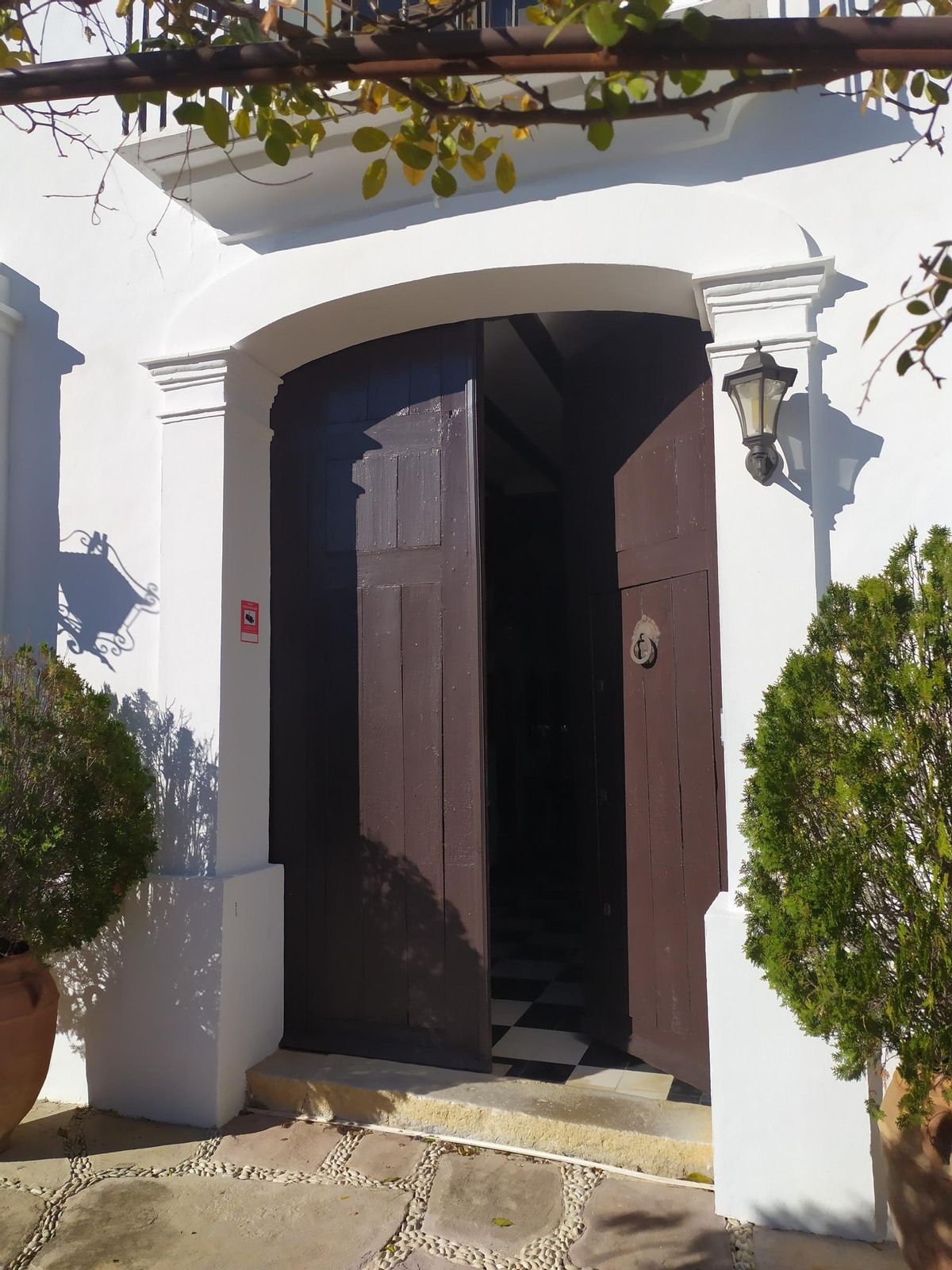 El portón de la vivienda