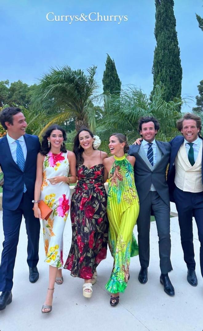Tamara Falcó con amigos en la boda de Luisa Bergel y Cristian Flórez