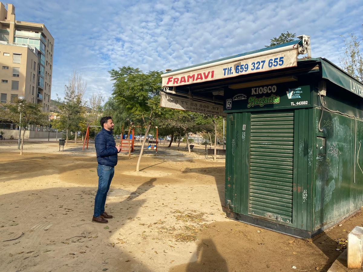 Sánchez contempla el kiosco en su nueva ubicación.