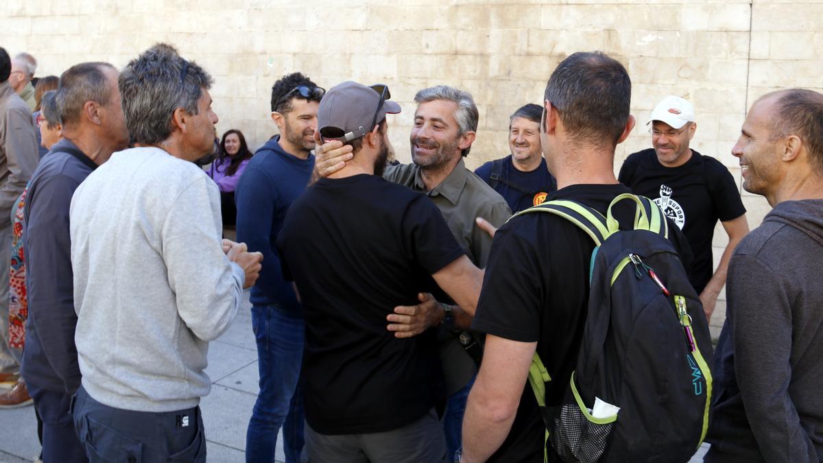 Desenes de persones concentrades a la plaça Sant Joan de Lleida per donar suport al moianès Joan Domènech