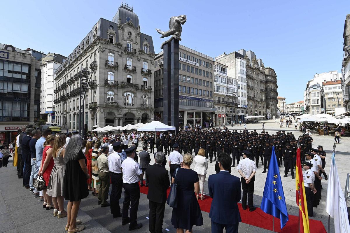 Presentación de un centenar de agentes en prácticas de la Policía ...