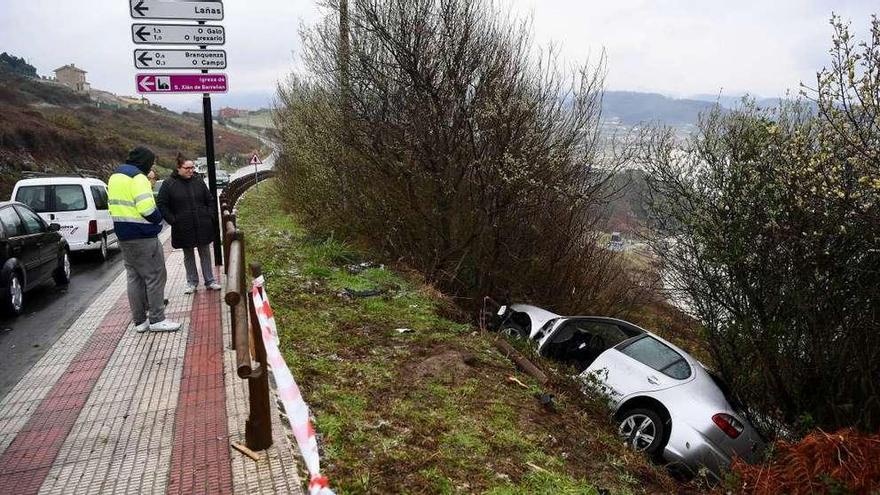 El coche que ayer se salió de la carretera y que cayó en un terraplén cercano a Combouzas.