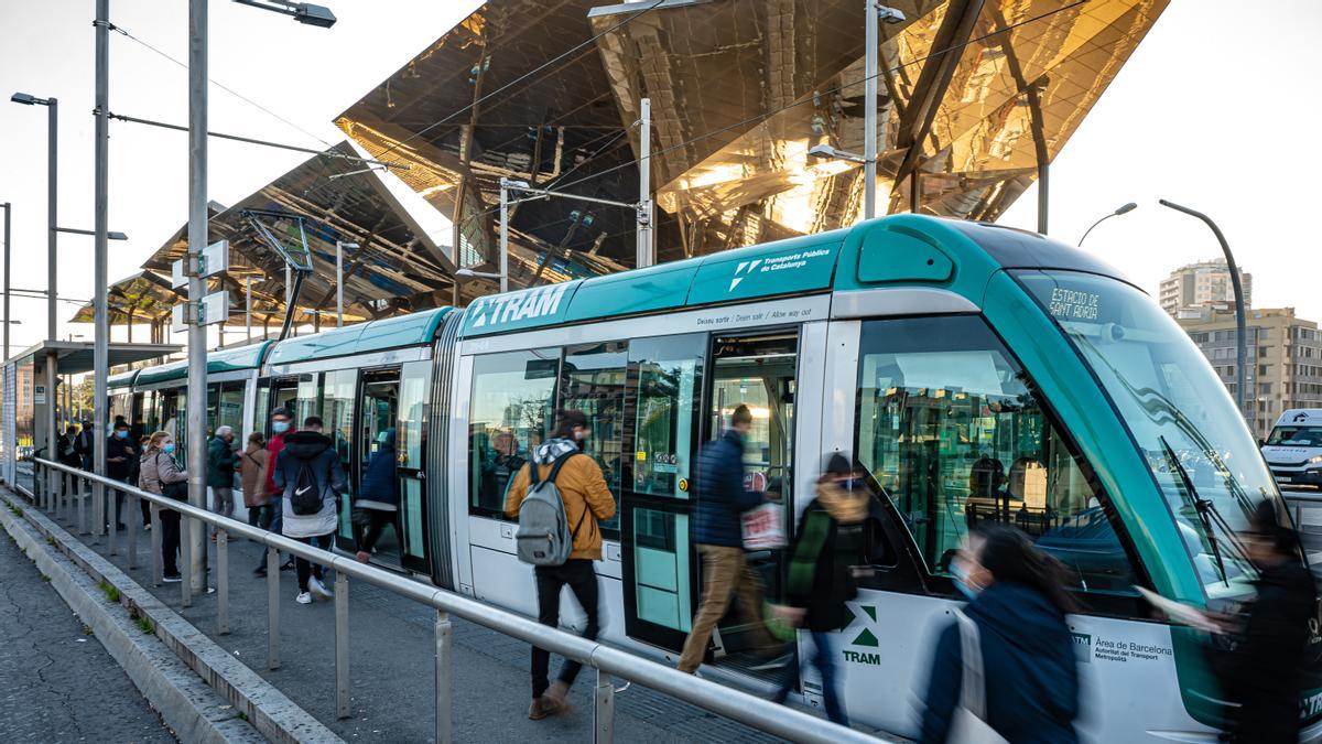 Un tranvía del Trambesòs, el 13 de enero, en la parada de Glòries, desde donde parte el nuevo tramo hacia paseo de Sant Joan