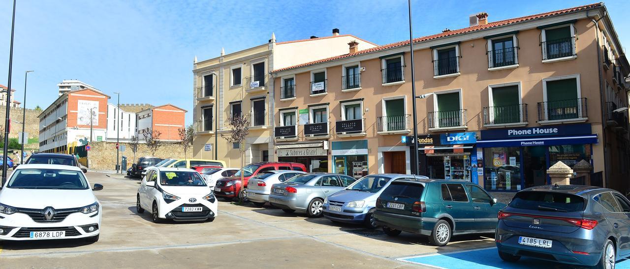 Aparcamiento de la puerta del Sol de Plasencia, completo.