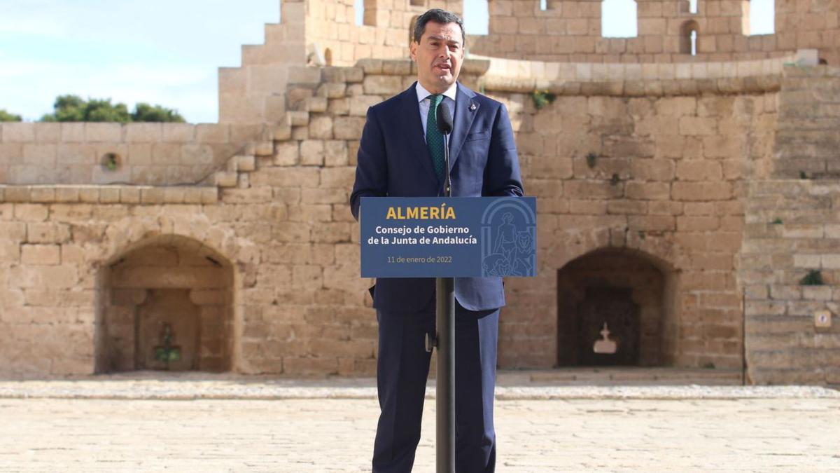 El presidente de la Junta de Andalucía, Juanma Moreno, durante la rueda de prensa en la Alcazaba almeriense.
