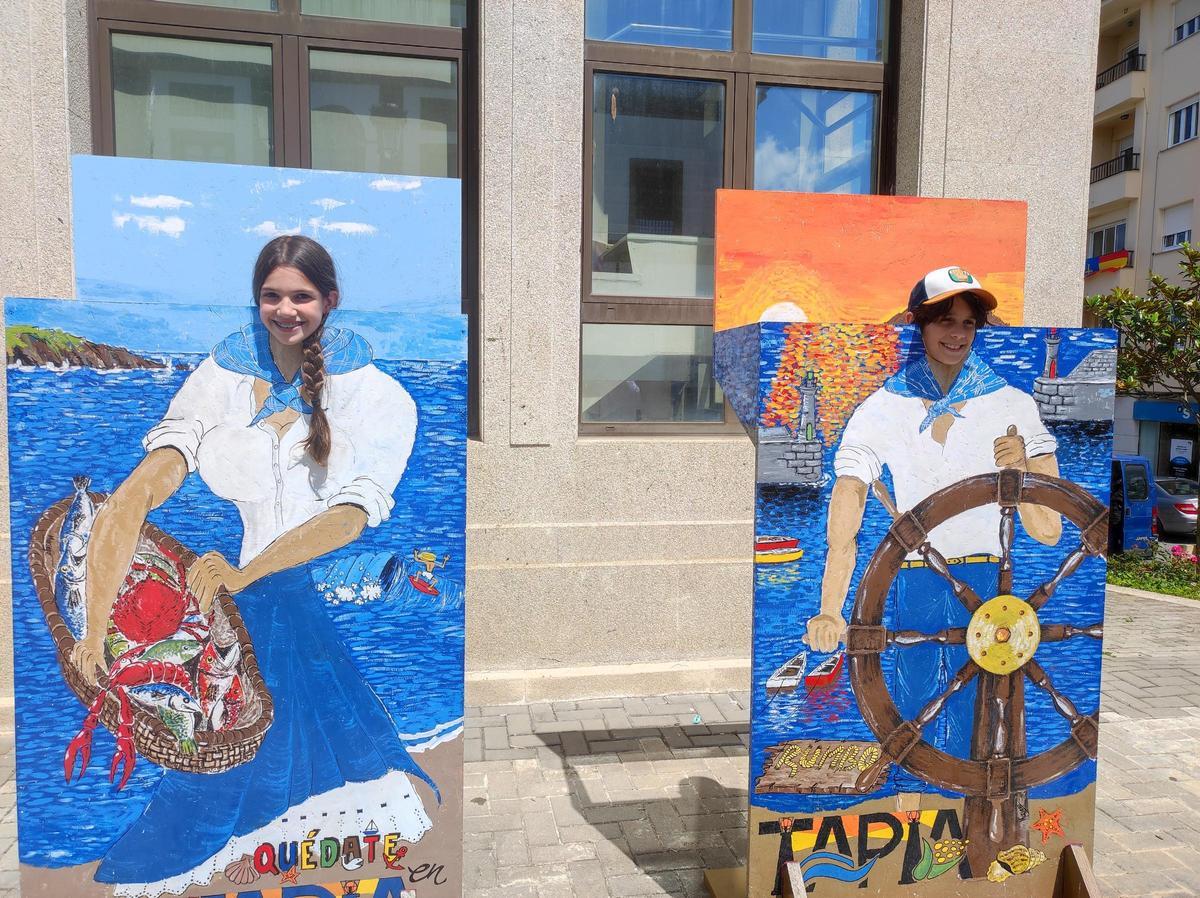 Los turistas catalanes Joana y Andrés Lluc en el nuevo photocall.