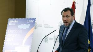 El ministro de Transportes y Movilidad Sostenible, Óscar Puente, presenta un sello postal dedicado a las elecciones al Parlamento Europeo 2024