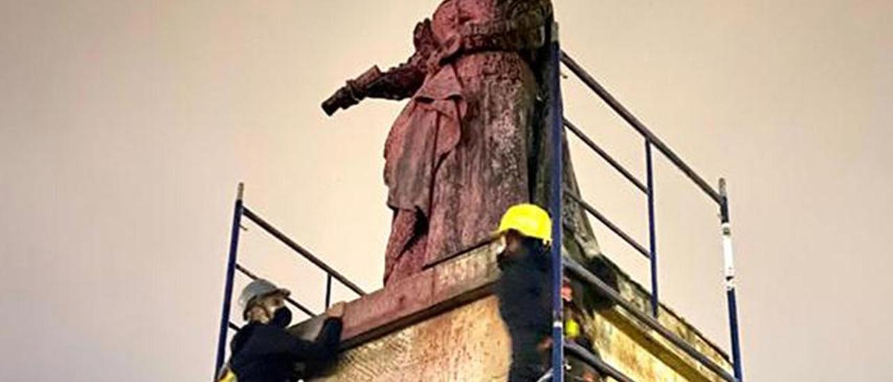 Unos operarios se disponen a trasladar la estatua de Isabel I en Bogotá.