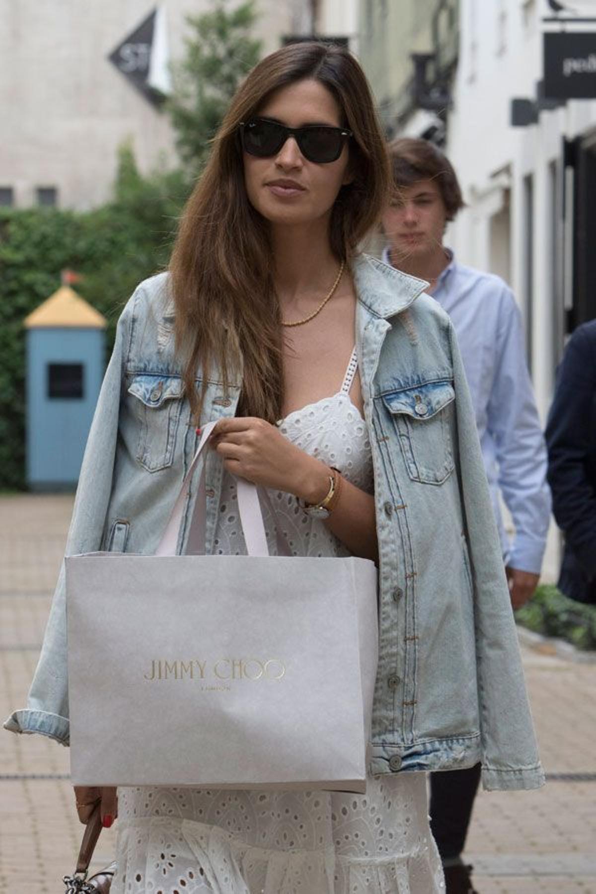 El look de Sara Carbonero con vestido blanco y chaqueta vaquera