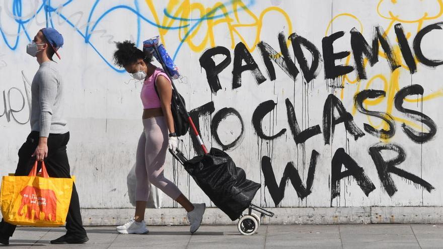 Dos ciudadanos ante una pintada en Londres.