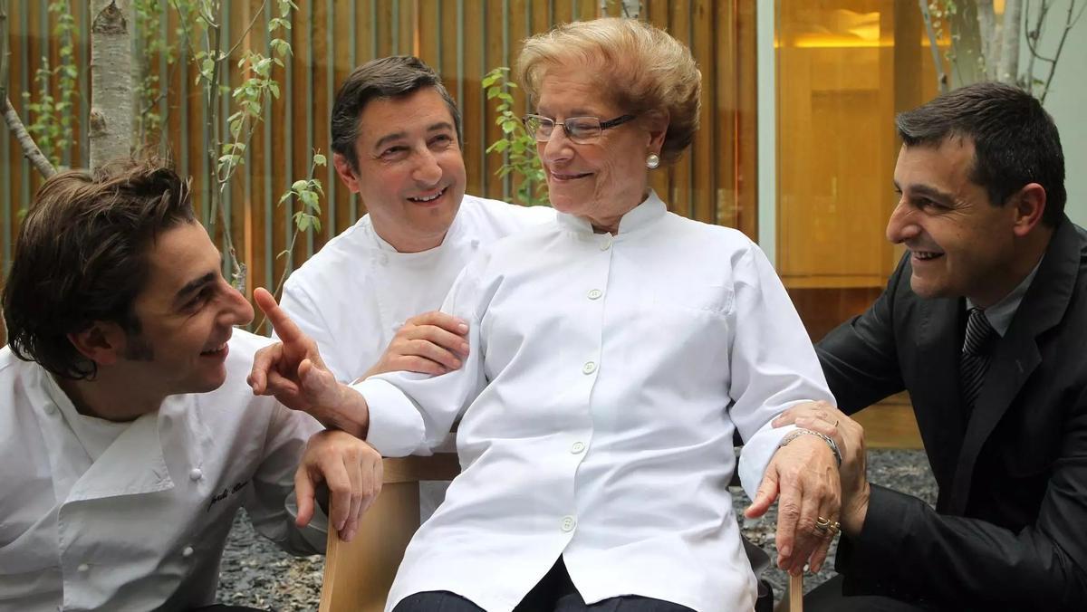 Jordi, Joan i Josep Roca, amb la seva mare, Montserrat Fontané, el 2010.