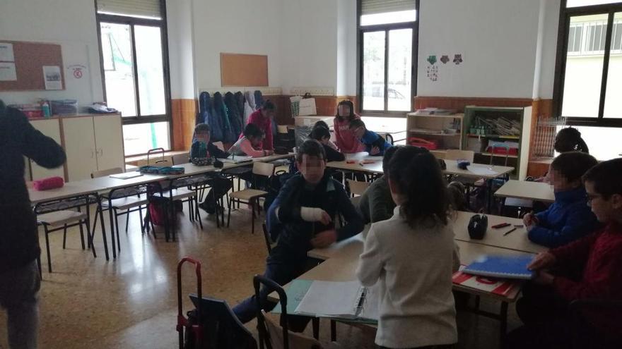 Menores reagrupados en la clase con más luz natural.