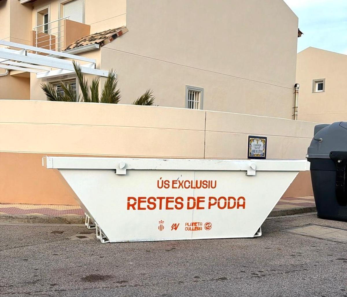 Uno de los contenedores distribuidos para la recogida de restos de poda.