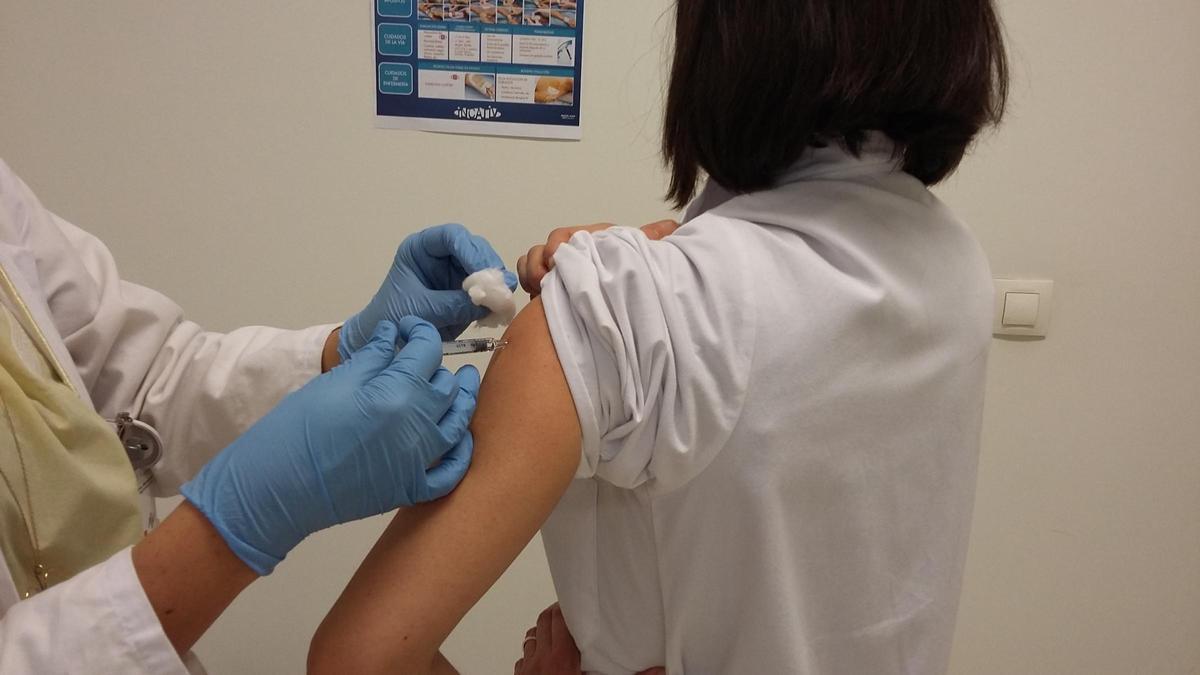 La vacuna de la covid ya tiene fecha de inicio en España: calendario de vacunación.