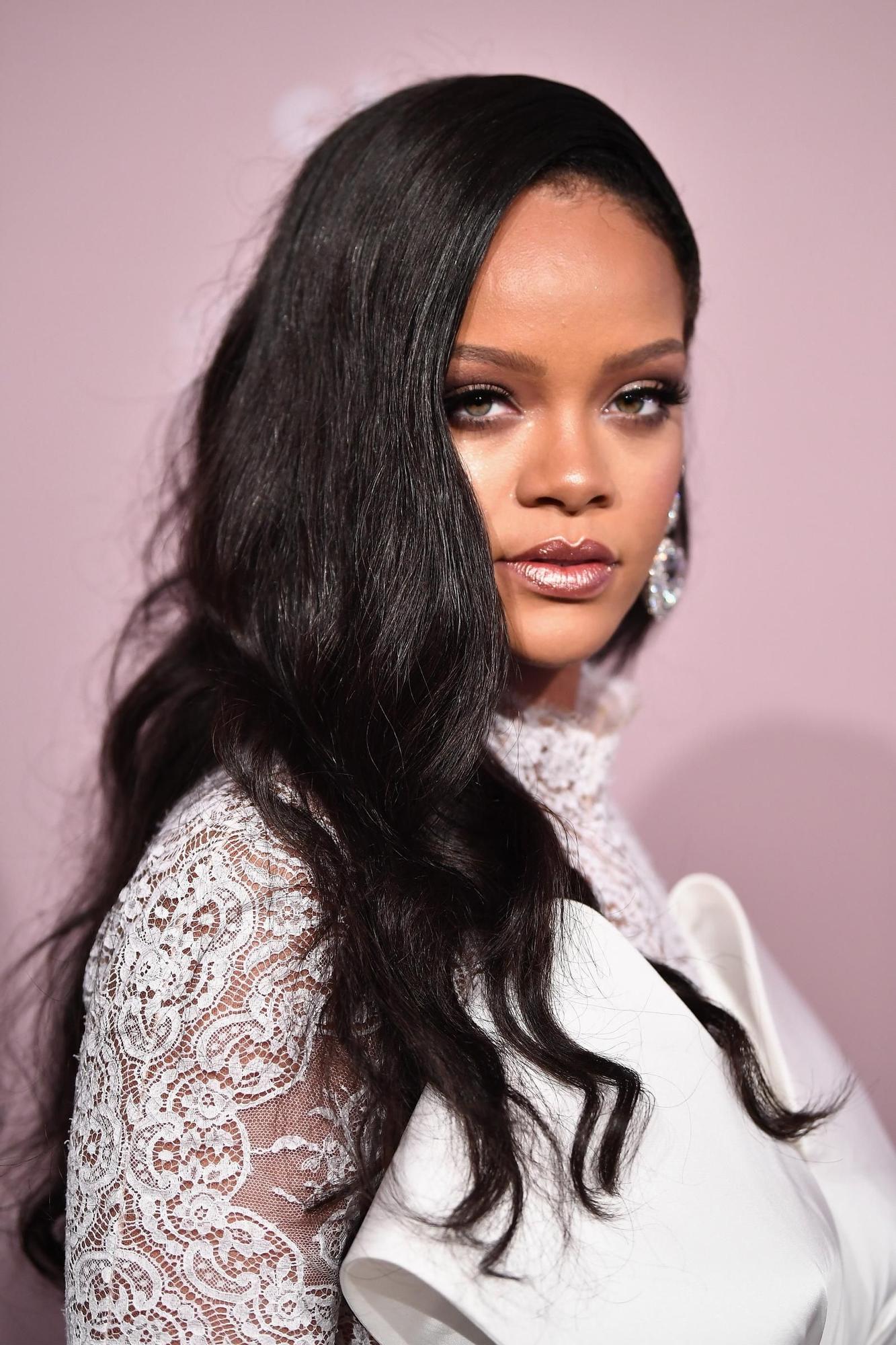 Rihanna ha posado muy sexy en Instagram con su nueva colección para San Valentín