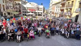 Cerca de 200 personas de COCEMFE Alicante viven la discapacidad “sin barreras” en Petrer