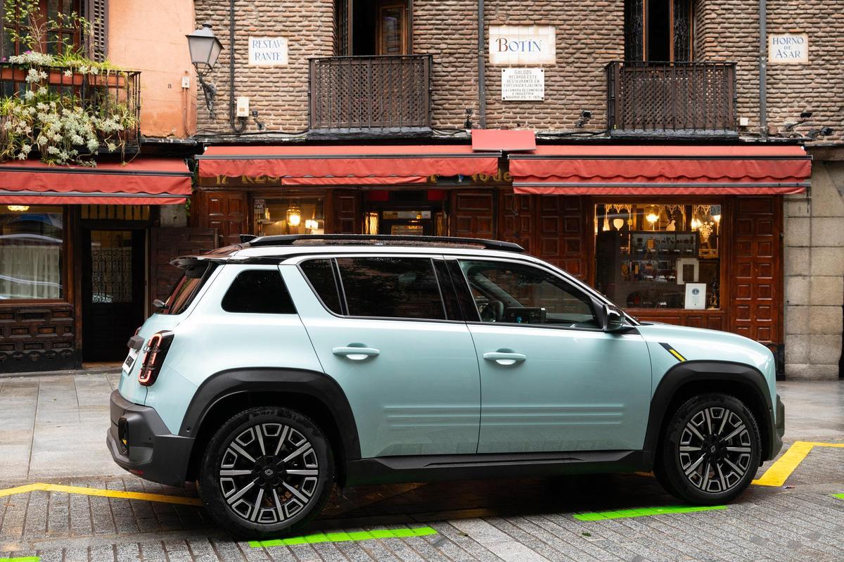 Con una longitud de 4,14 metros, 1,80 de anchura y 1,57 metros de altura ofrece una distancia entre ejes de 2,62 metros