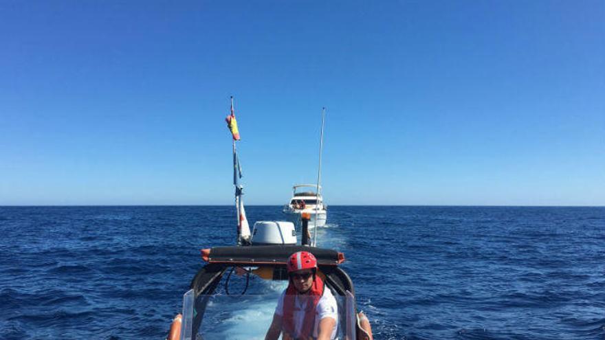 Cruz Roja remolca un barco en Altea