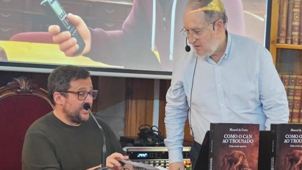 Manoel da Costa, á dereita, co seu novo libro.