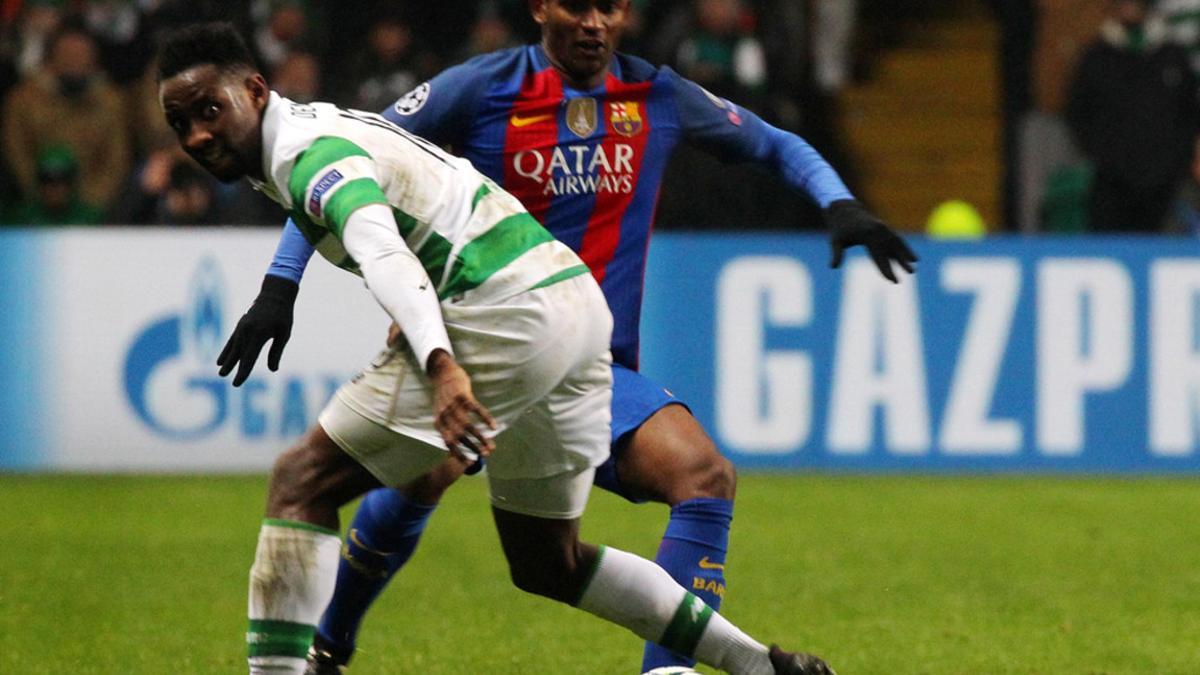 Marlon Santos se mide con Moussa Dembélé durante el Celtic - Barça de la Champions 2016/17