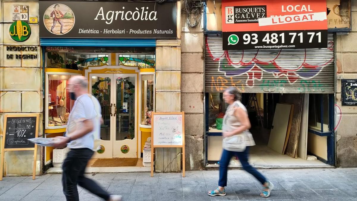 La herboristería a punto de cerrar y la antigua Casa del Bacallà, en obras para otro negocio.