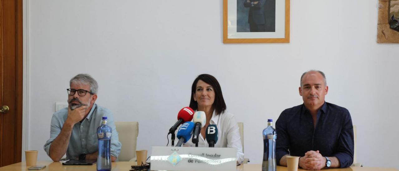 Pablo Quesada, Ana Juan y Antoni Tur, en la rueda de prensa sobre la pasarela de s’Estany.