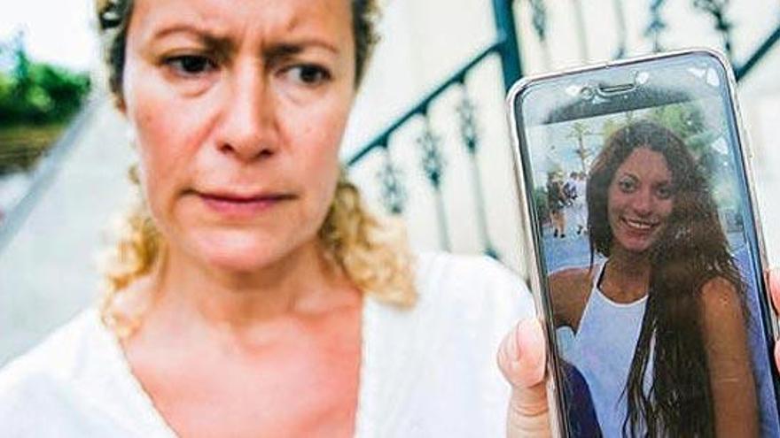 La madre de Diana sostiene un teléfono con una foto de la joven.