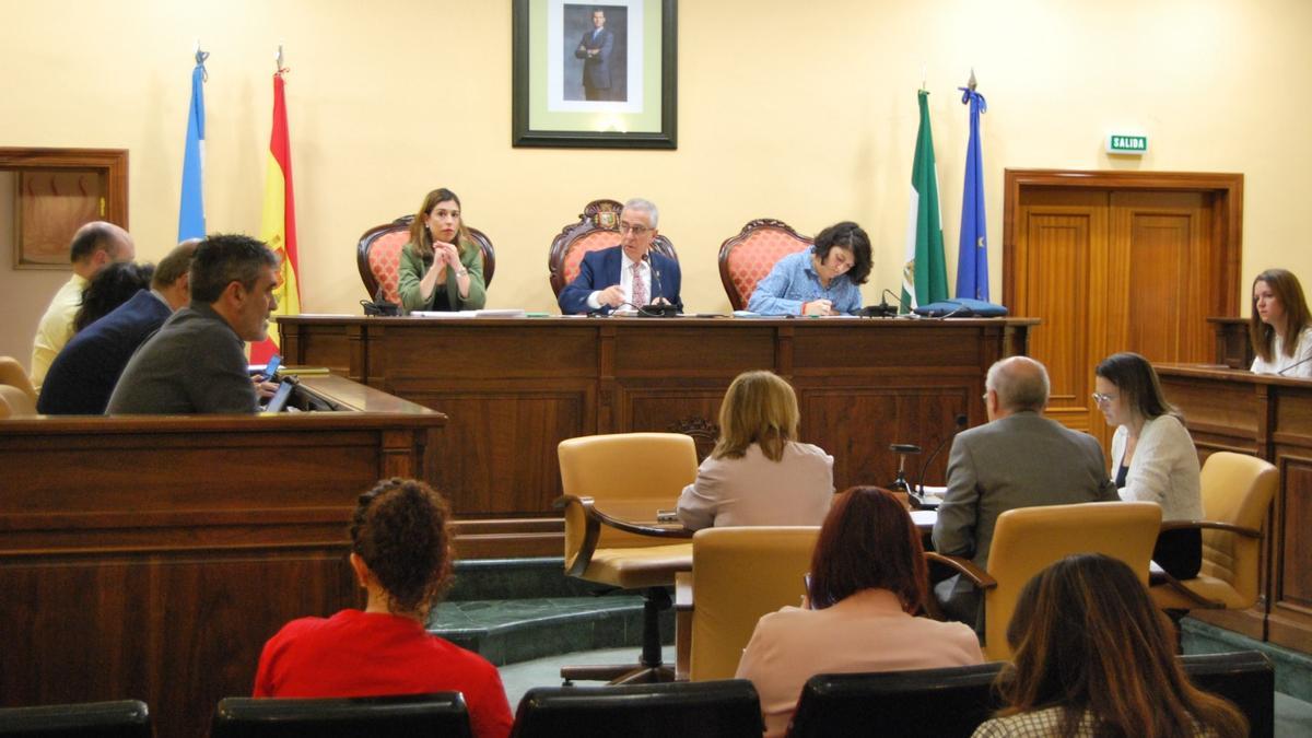 Un momento de la sesión plenaria del Ayuntamiento de Lucena.