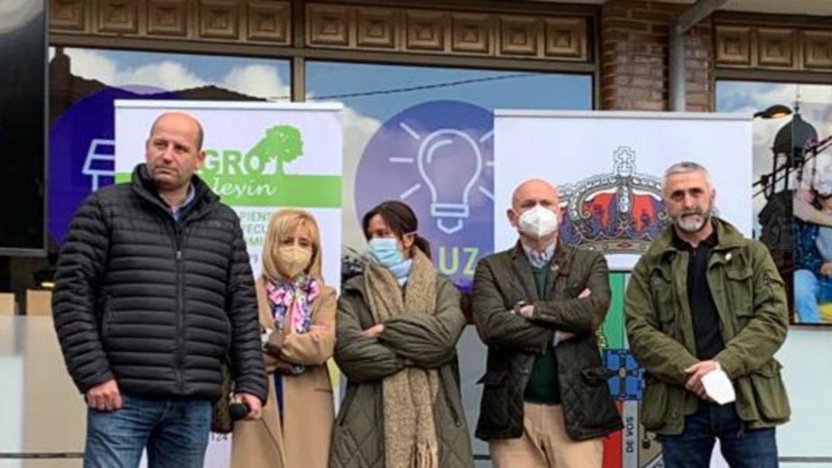 Juan Carlos Iglesias, a la izquierda, y Gonzalo Grela, a la derecha, junto a concejales del Ayuntamiento de Aller.