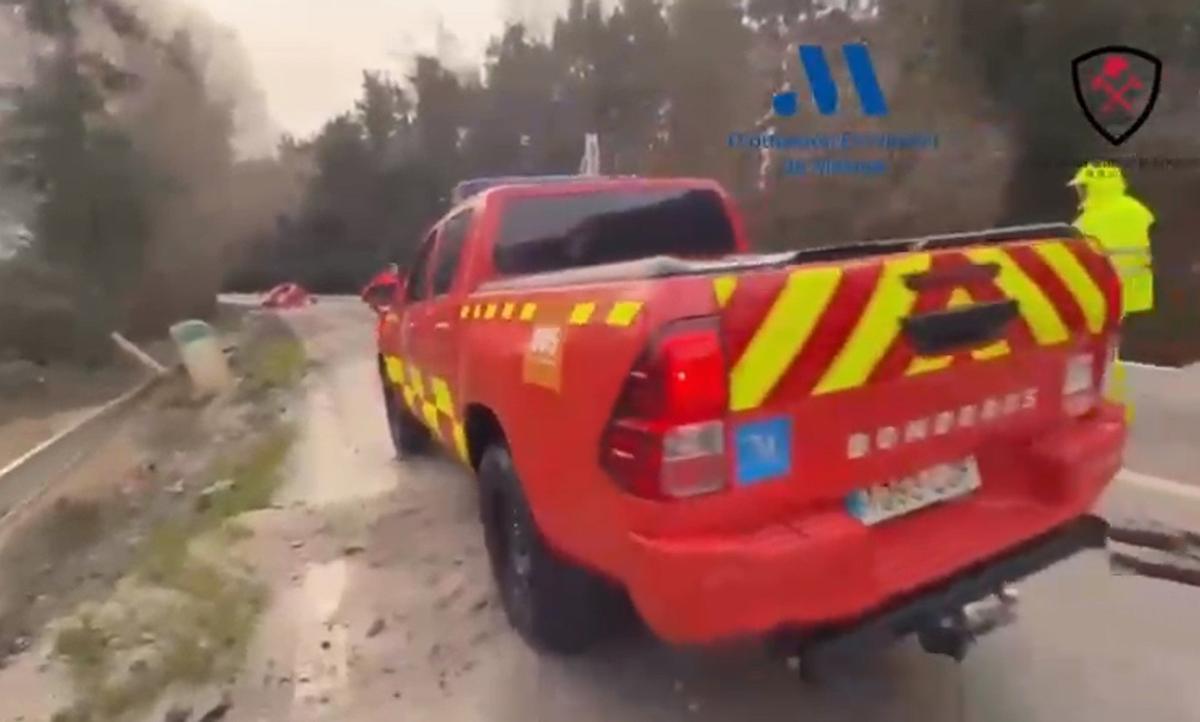 Vehículos del Consorcio de Bomberos apoyados por maquinaria y equipos de conservación de la Junta han retirado elementos que se encontraban en la vía de la zona rural de Los Pinares para habilitarla para acceder a El Secadero, que permanecía incomunicado