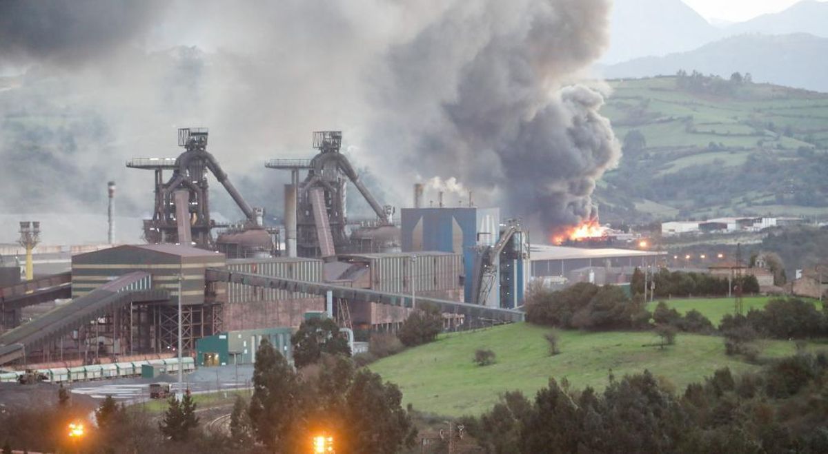 El incendio del desguace de Gijón "va para largo": Los bomberos se enfrentan a una larga noche