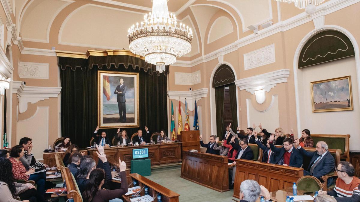 Momento en el que el PP, Compromís y Vox votan la moción para dedicarle una calle o espacio público al pueblo gitano.