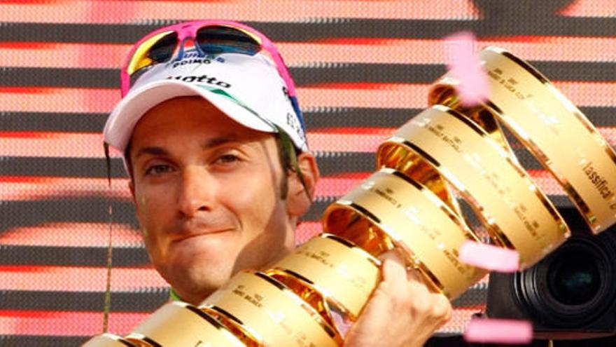 Basso con el trofeo del Giro 2010.