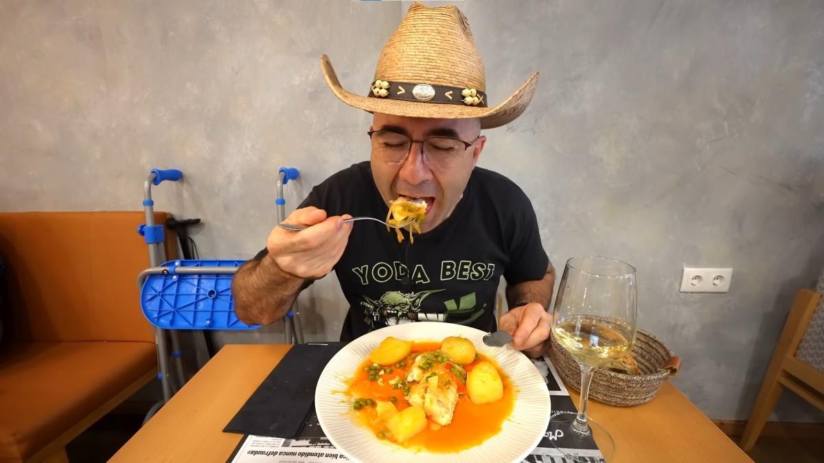 Sezar Blue probando la merluza a la gallega