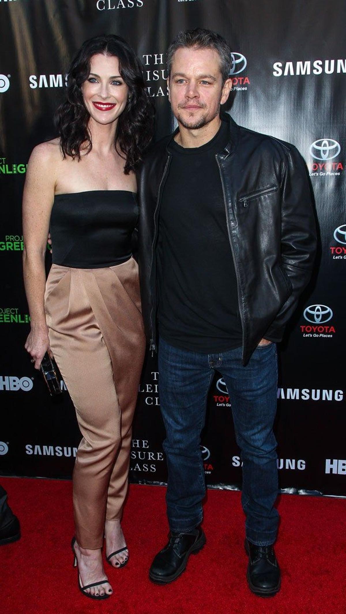 Bridget Regan y Matt Damon en el estreno de 'The leisure class' en Los Ángeles