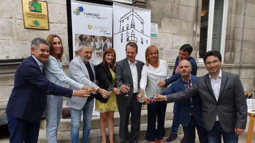 Abel Caballero y Fátima Abal, en el centro, durante la presentación de la Festa do Albariño en Vigo. // FdV