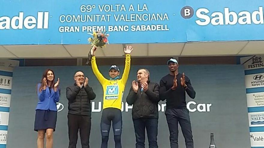 Alejandro Valverde en el podio con el maillot amarillo de líder