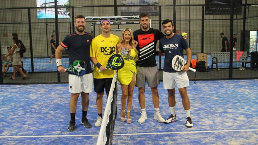 Dos de las parejas de la categoría masculina con Marta Fita, propietaria de la empresa patrocinadora del torneo, Fita Ibicentro.