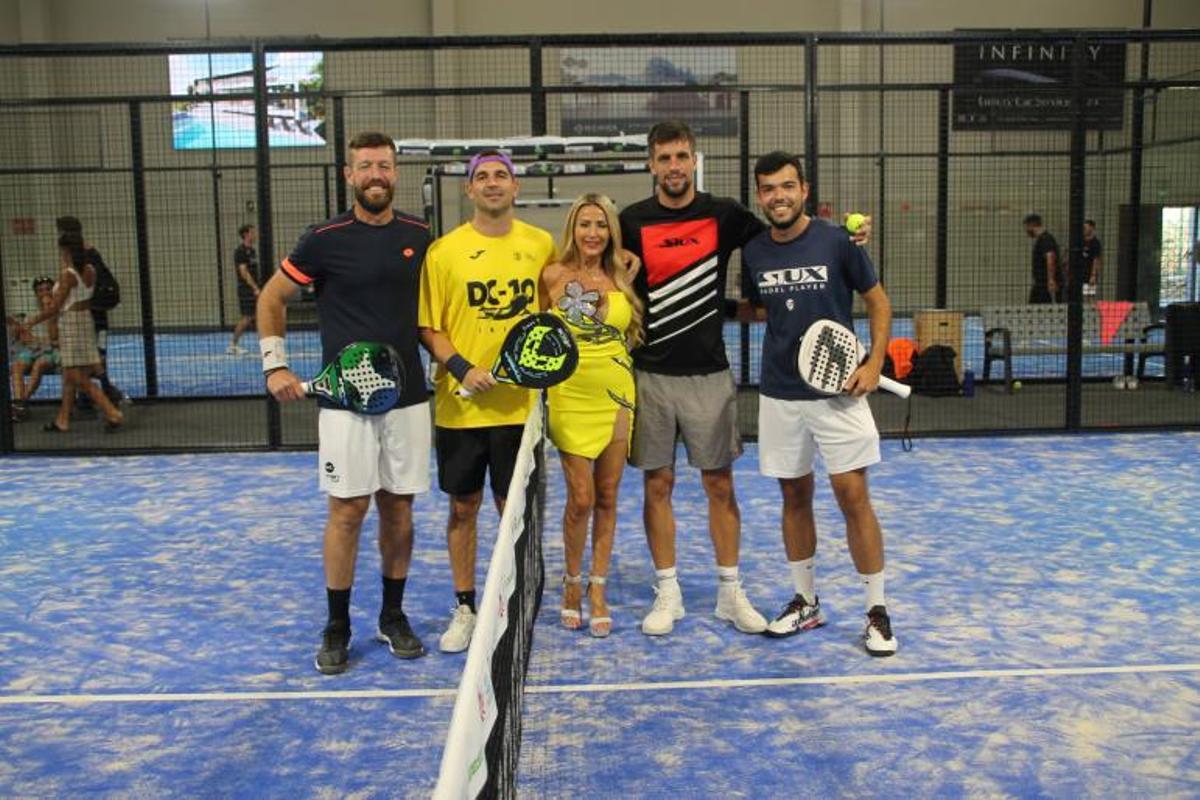 Dos de las parejas de la categoría masculina con Marta Fita, propietaria de la empresa patrocinadora del torneo, Fita Ibicentro.